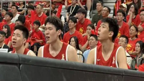 体育品牌电竞联名款手表，时尚运动新潮流